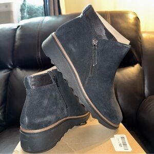 Clarks Women's 8.5 M Sharon Ease Bootie in Black Suede
